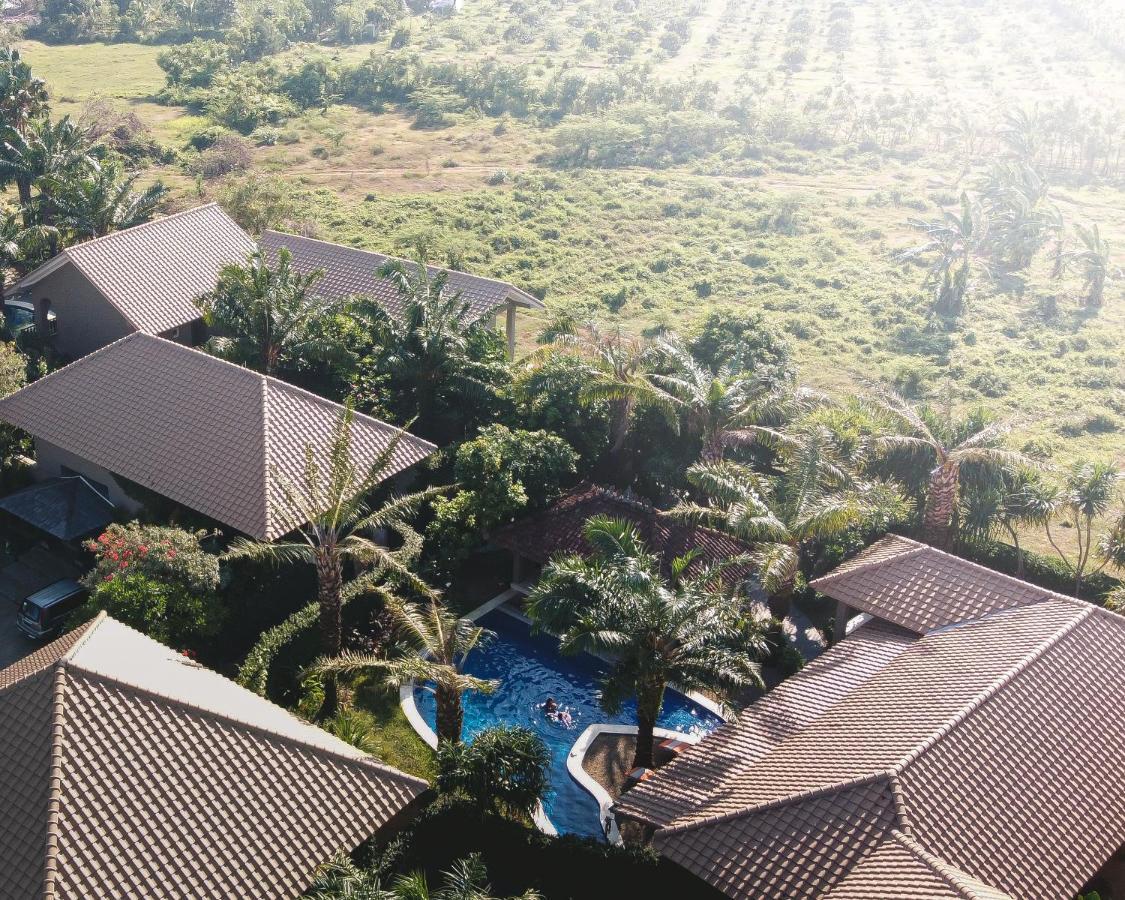 Coconut Lodge Resort Jepara Esterno foto
